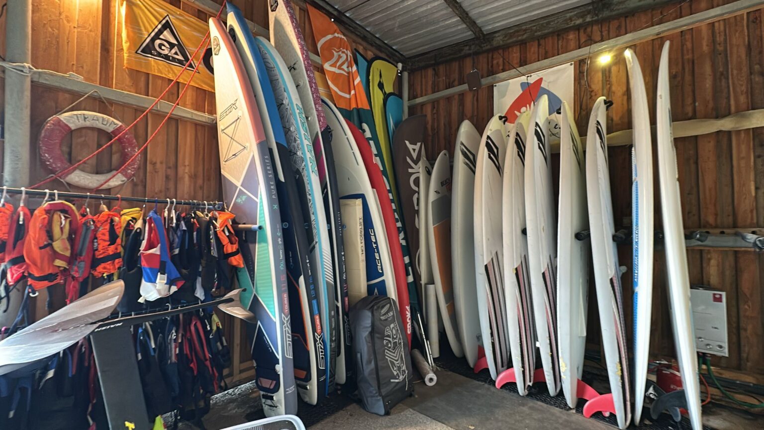 Equipment: Boards an der Wand